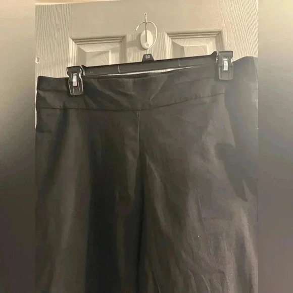 Alex & Olivia pull on stretchy capris with cross cross design at bottom Size 16 - Picture 2 of 7